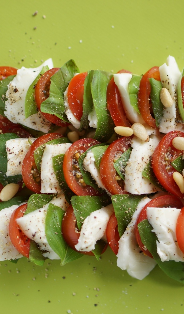 Греческий салата на зеленой тарелке