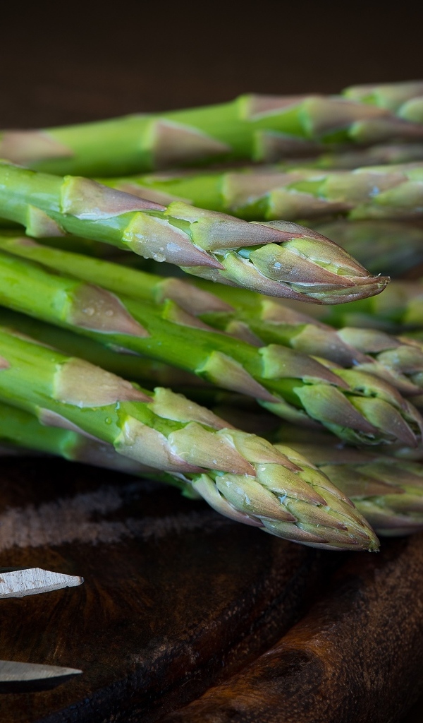 Зеленые стебли спаржи на столе