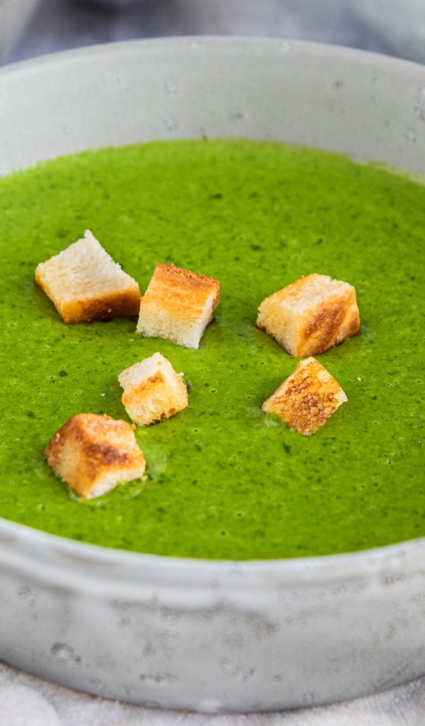 Зеленый полезный суп пюре с сухариками