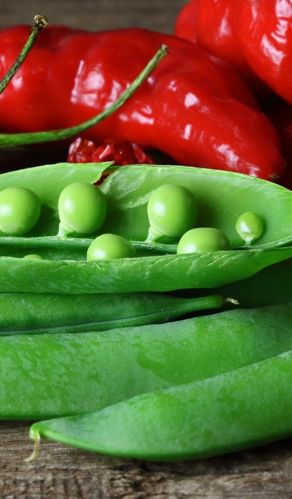 Зеленый горошек с красным перцем на столе