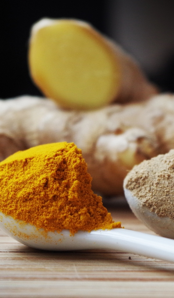 Молотая куркума и имбирь на столе