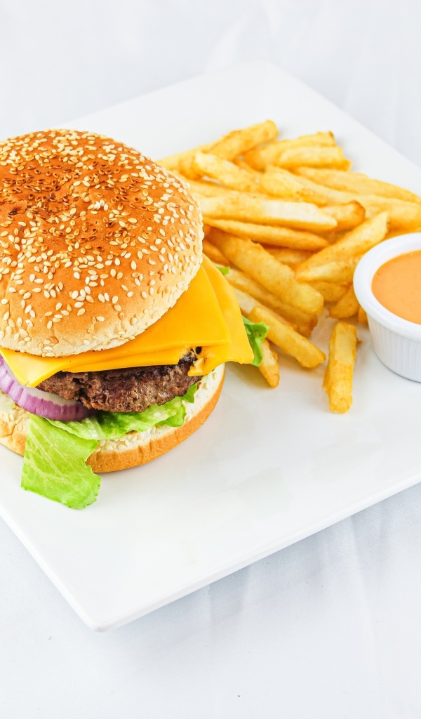 Гамбургер с картофелем фри и соусом на столе