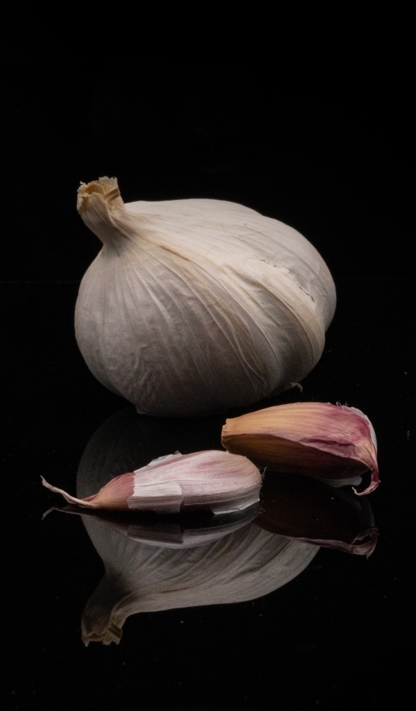 Головка чеснока на черном фоне