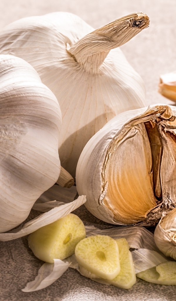 Головки ароматного чеснока на столе