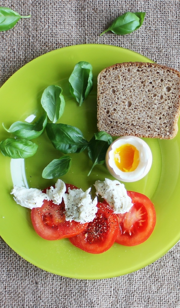 Полезный завтрак на большой тарелке