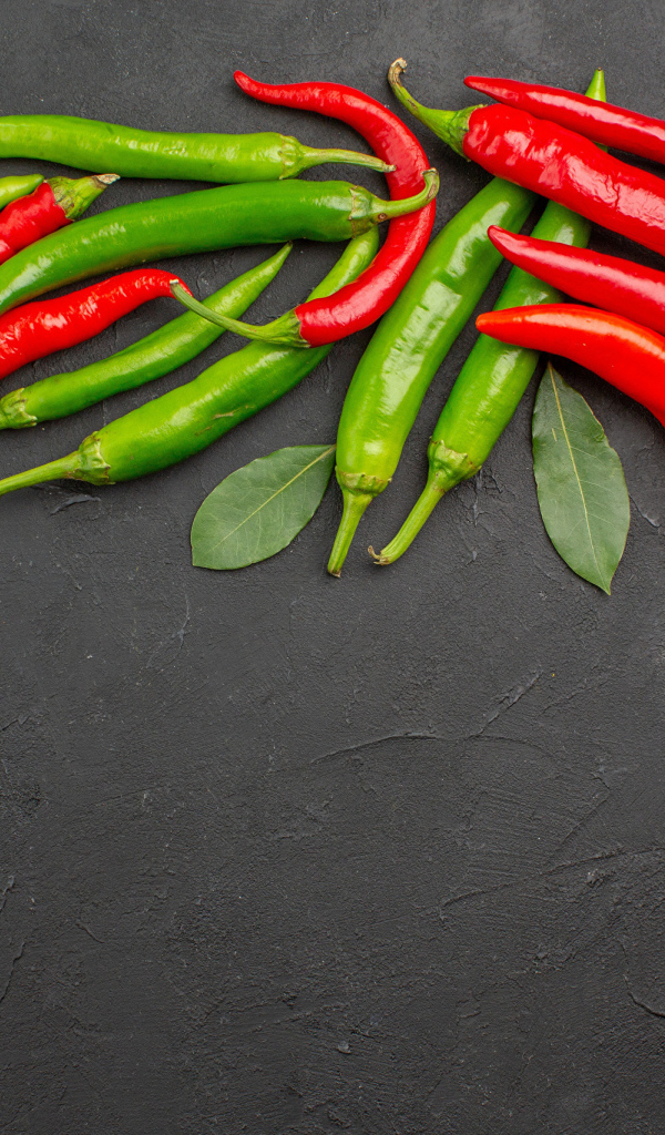 Острый перец чили на столе с помидорами