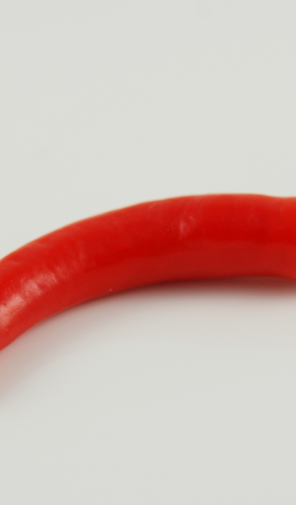 Острый красный перец на сером фоне