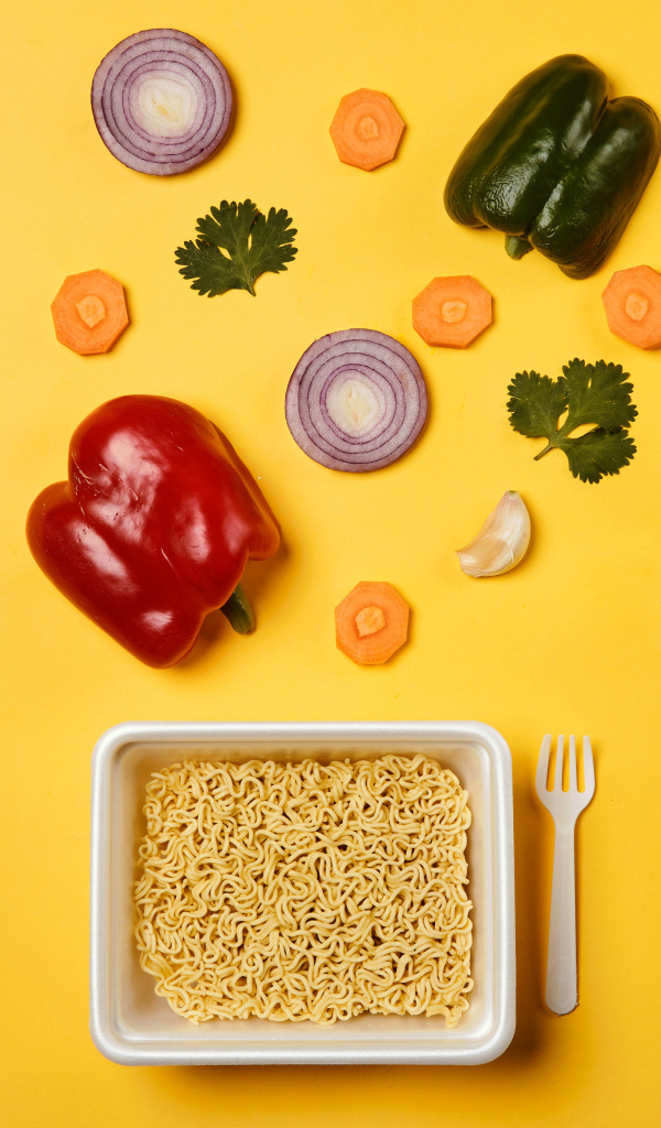 Вермишель быстрого приготовления на столе с овощами