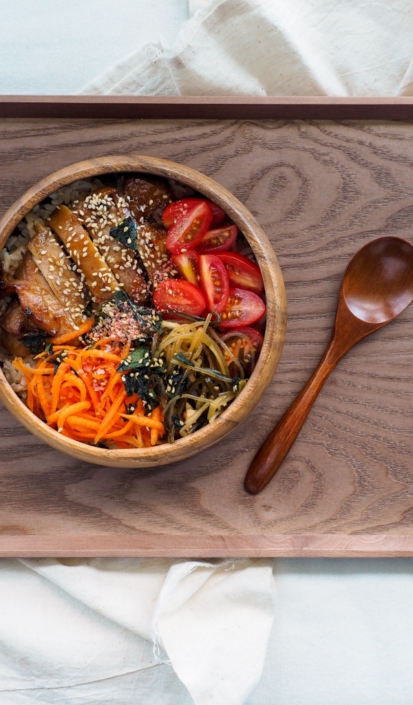 Японское блюдо с овощами на столе