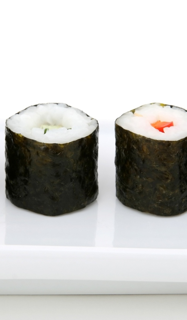 Японские суши на белой тарелке