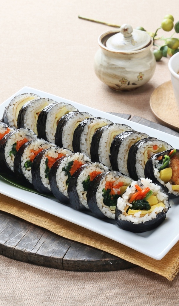 Японские суши на столе с чаем