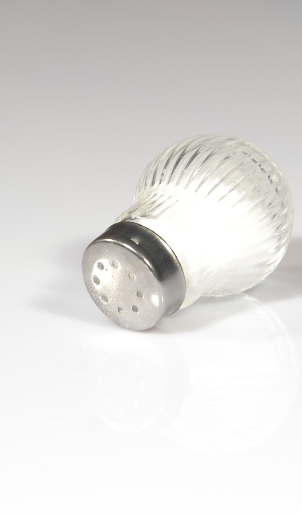 Баночка с солью на сером фоне