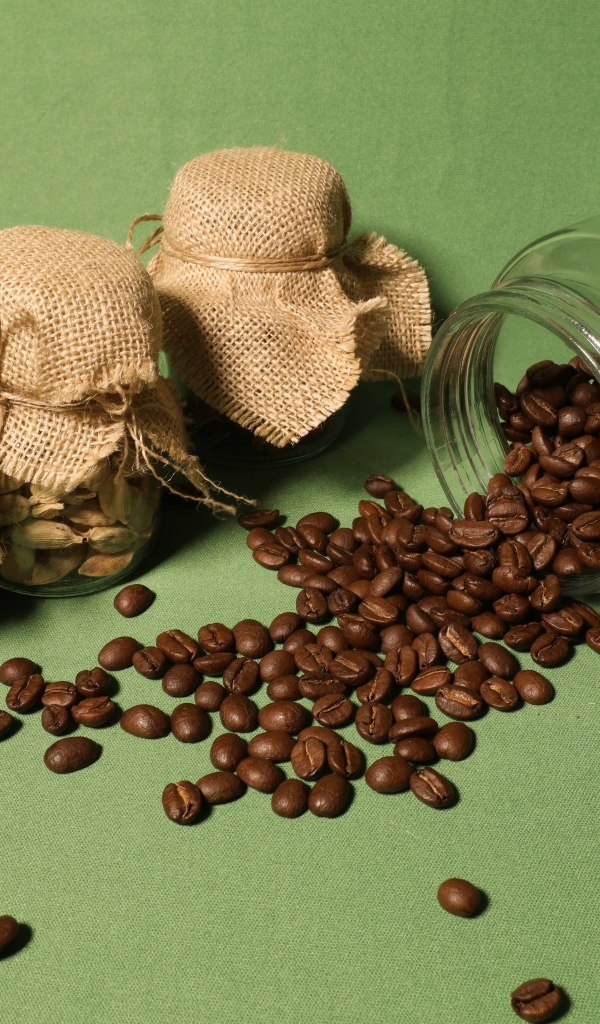 Баночки с жареными зернами кофе и специями