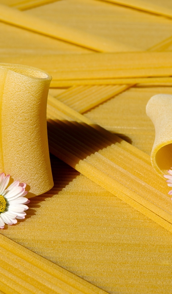 Большие макароны с цветами ромашки 