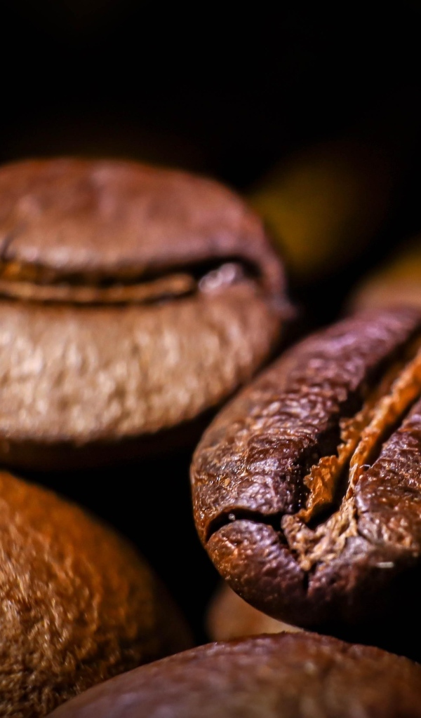 Крупные жареные ароматные зерна кофе 