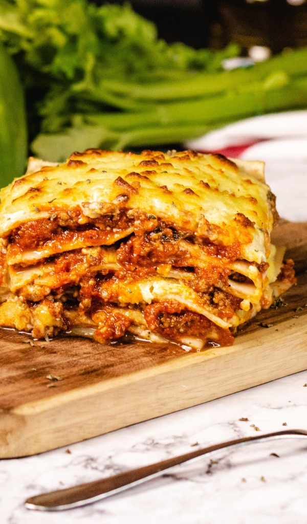 Лазанья на столе с овощами