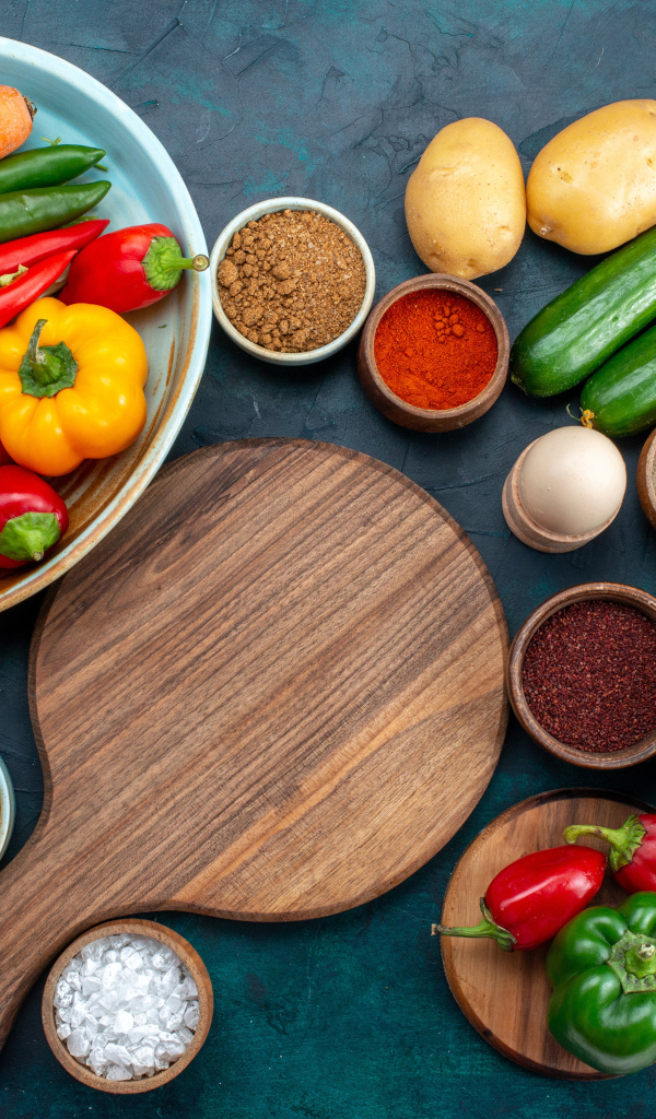 Много овощей со специями на столе с салатом