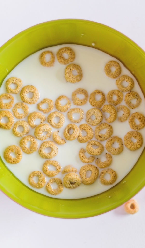 Молоко с хлопьями в миске