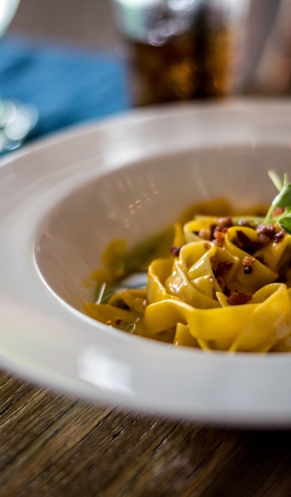 Лапша с мясом в  большой белой тарелке