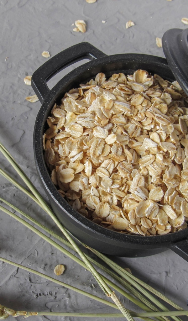 Овсяные хлопья в кастрюле