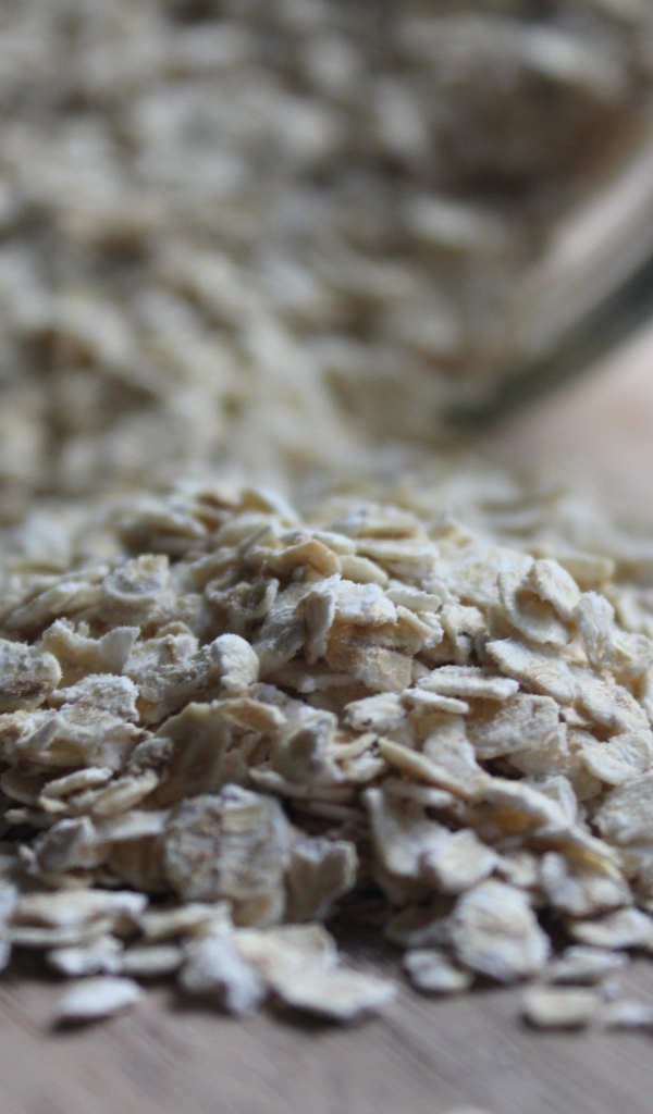 Овсяные хлопья рассыпаны на столе