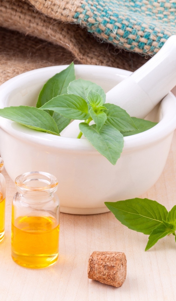 Масло на столе с листьями и белой тарелкой