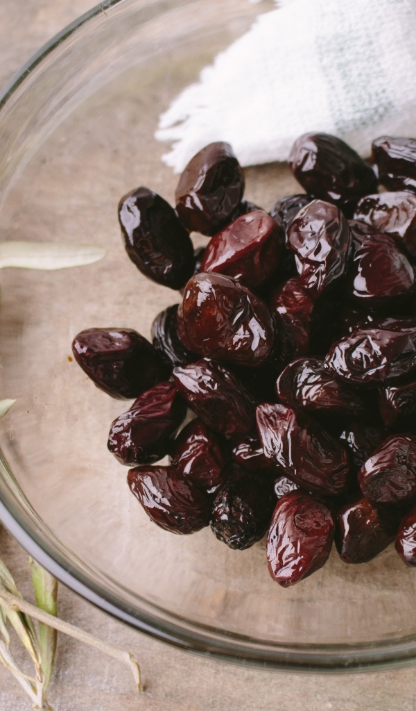 Оливки в стеклянной тарелке 