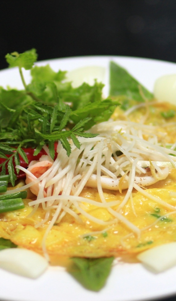 Омлет с луком и острым перцем на тарелке 