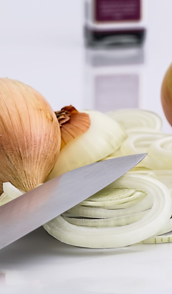 Репчатый лук нарезан кольцами 