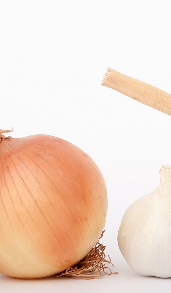 Репчатый лук с чесноком на белом фоне