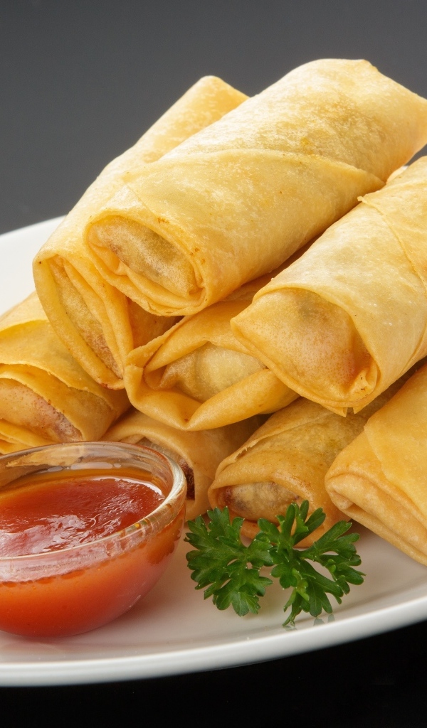 Блины с джемом на большой белой тарелке