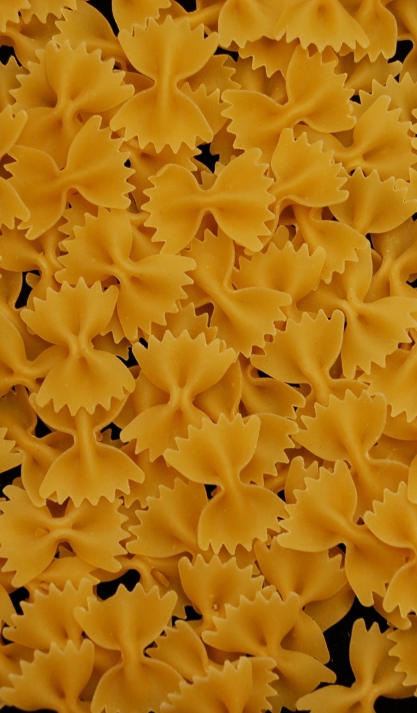 Макароны в форме бантиков на черном фоне