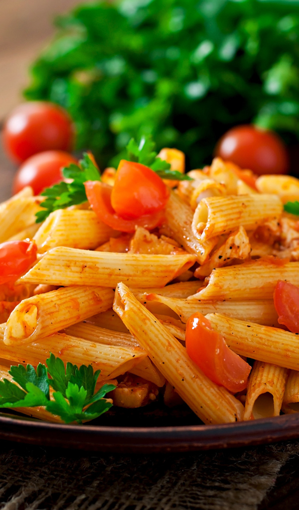 Макароны на тарелке с помидорами и петрушкой