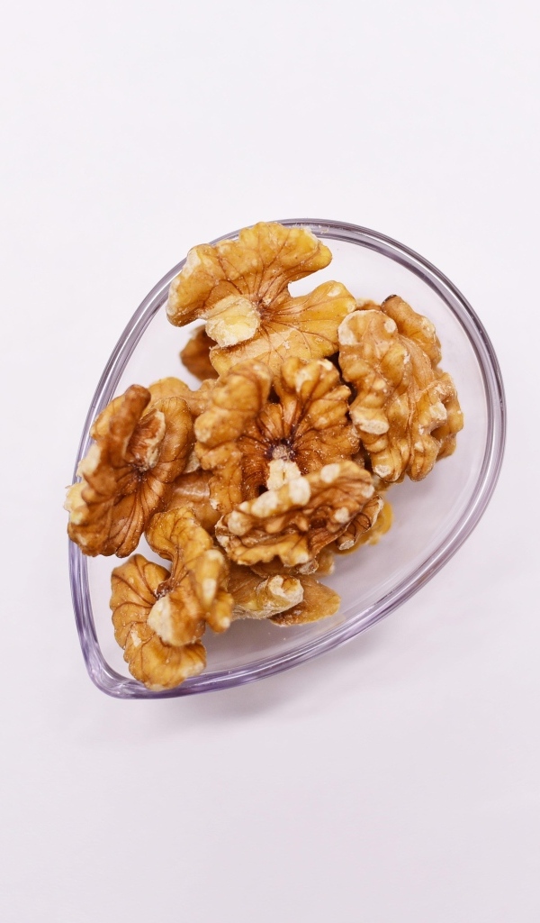 Очищенные грецкие орехи на белом фоне