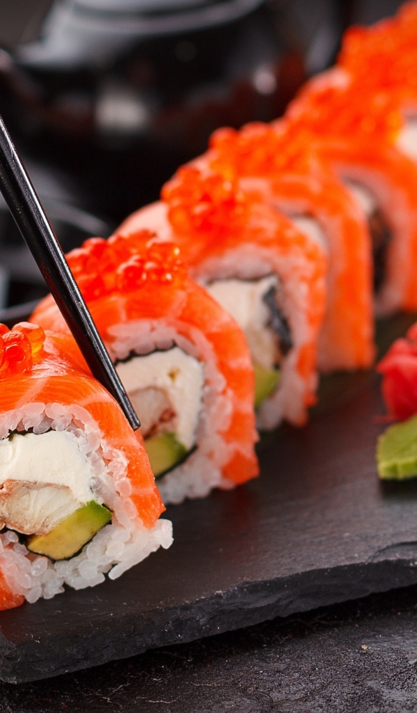 Роллы Филадельфия на доске