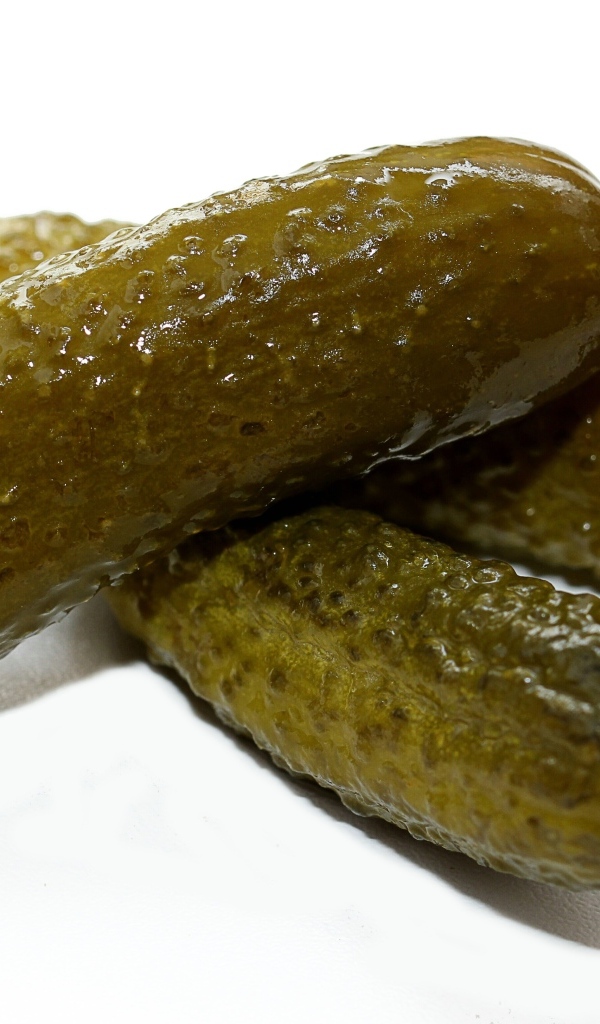 Маринованные корнишоны на белом фоне