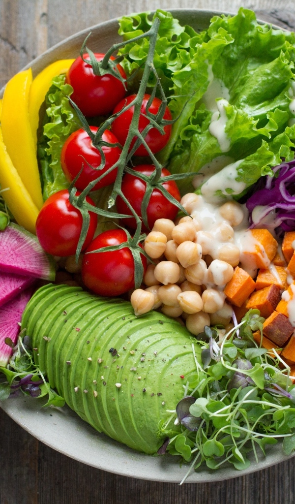 Тарелка с аппетитными полезными овощами