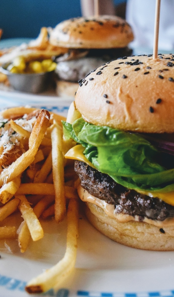 Тарелка с гамбургером и картофелем фри