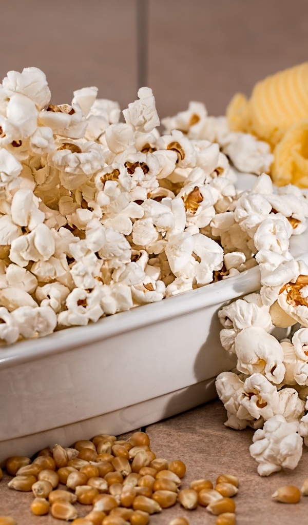 Попкорн на столе с чипсами