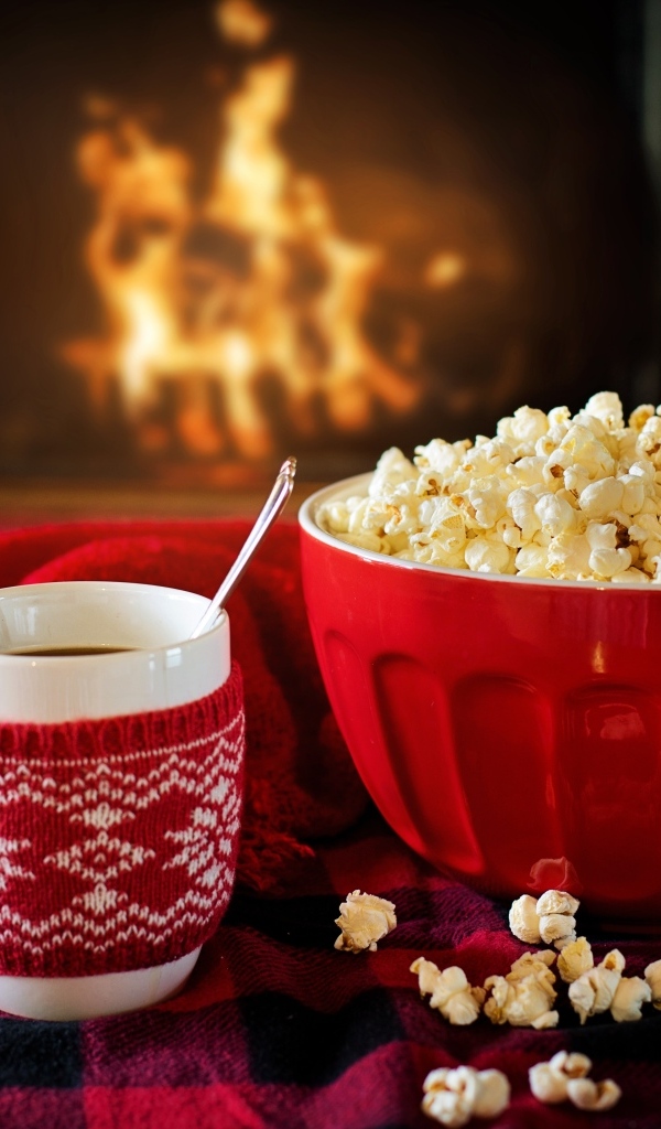 Попкорн с горячим кофе у камина