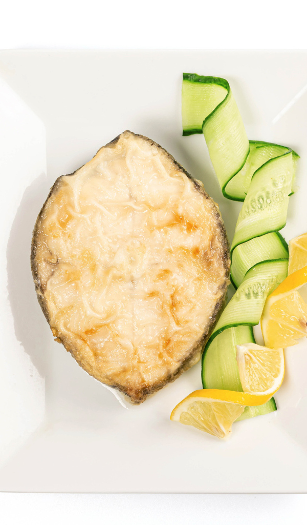 Картофель с огурцом и лимоном на белом столе