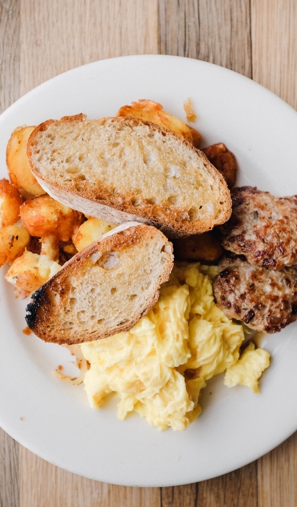 Картофель на тарелке с котлетами и гренками