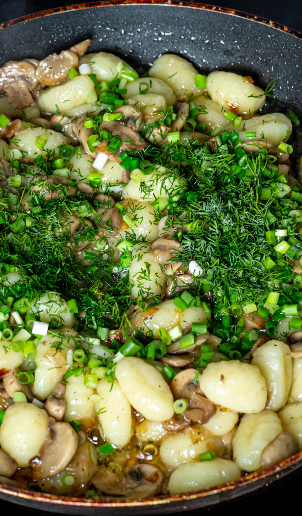 Картофель с шампиньонами и зеленым луков в сковороде