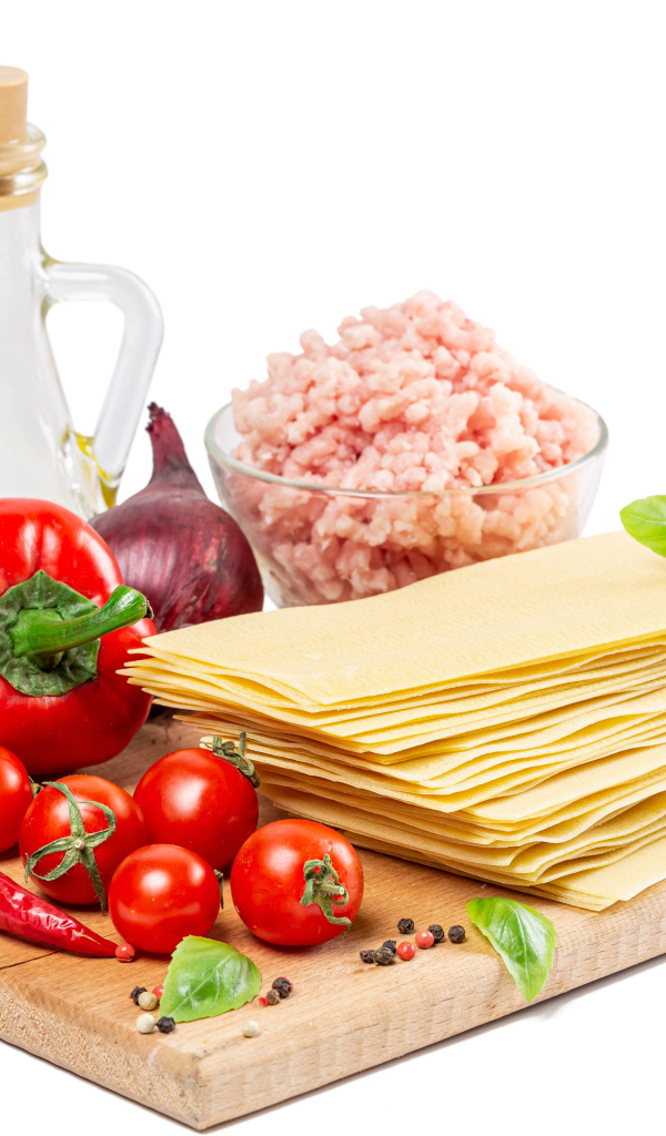 Продукты для лазаньи на белом фоне