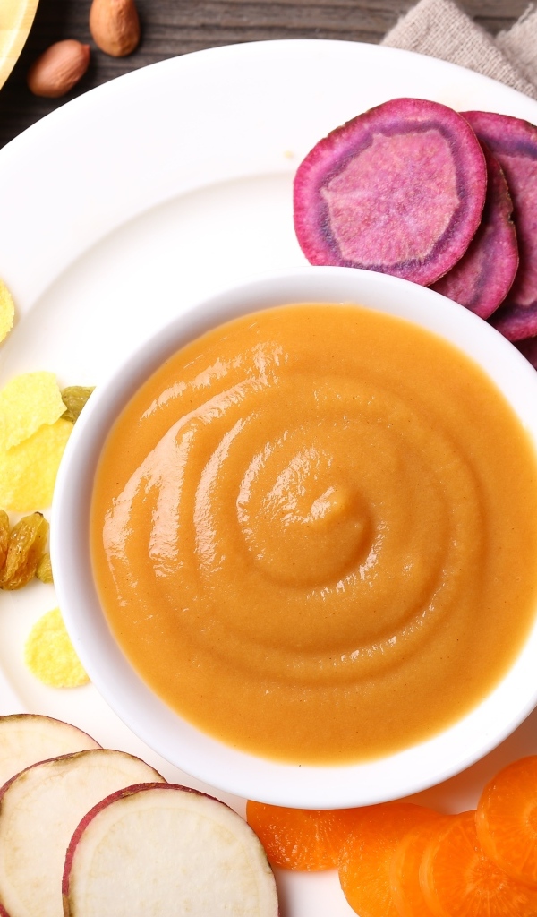 Тыквенное пюре с овощами на столе