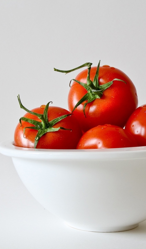 Чистые помидоры в белой миске