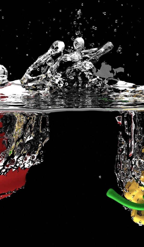 Красный и желтый перец в воде на черном фоне