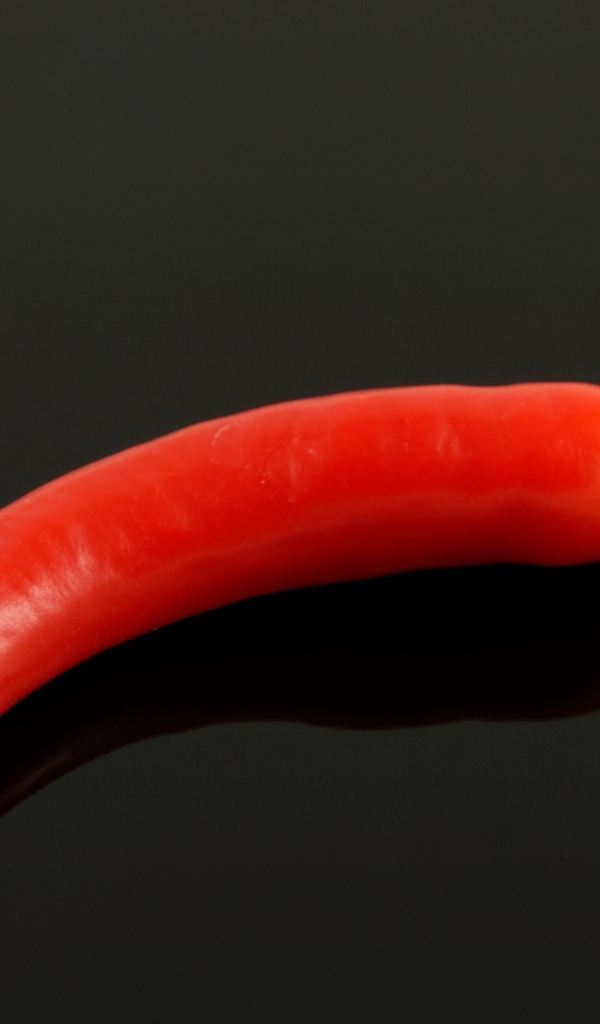 Красный жгучий перец на черном фоне