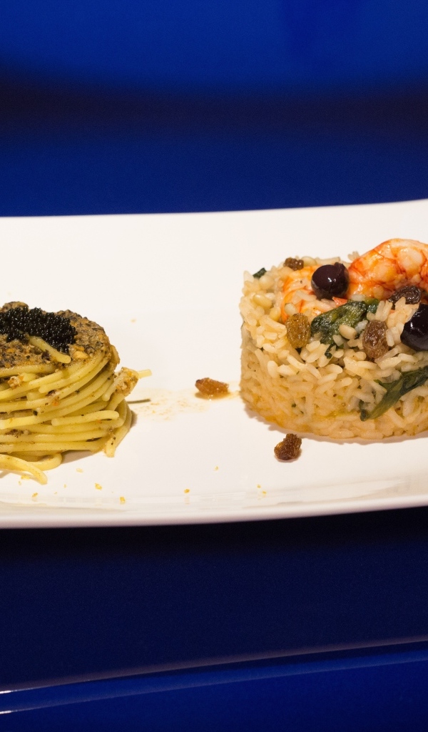 Рис и спагетти на большой белой тарелке