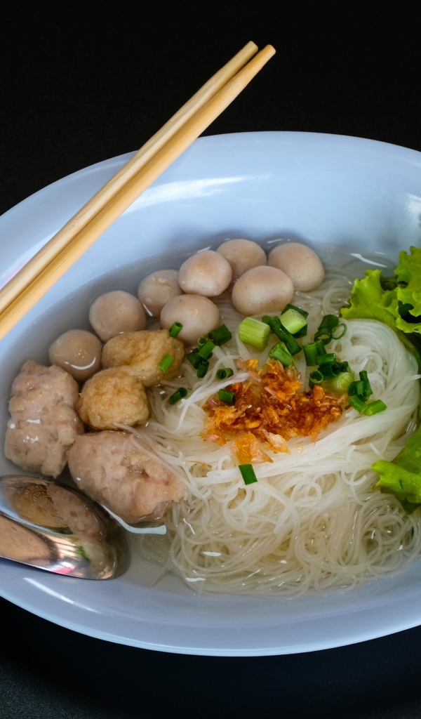 Рисовая лапша с овощами в тарелке 